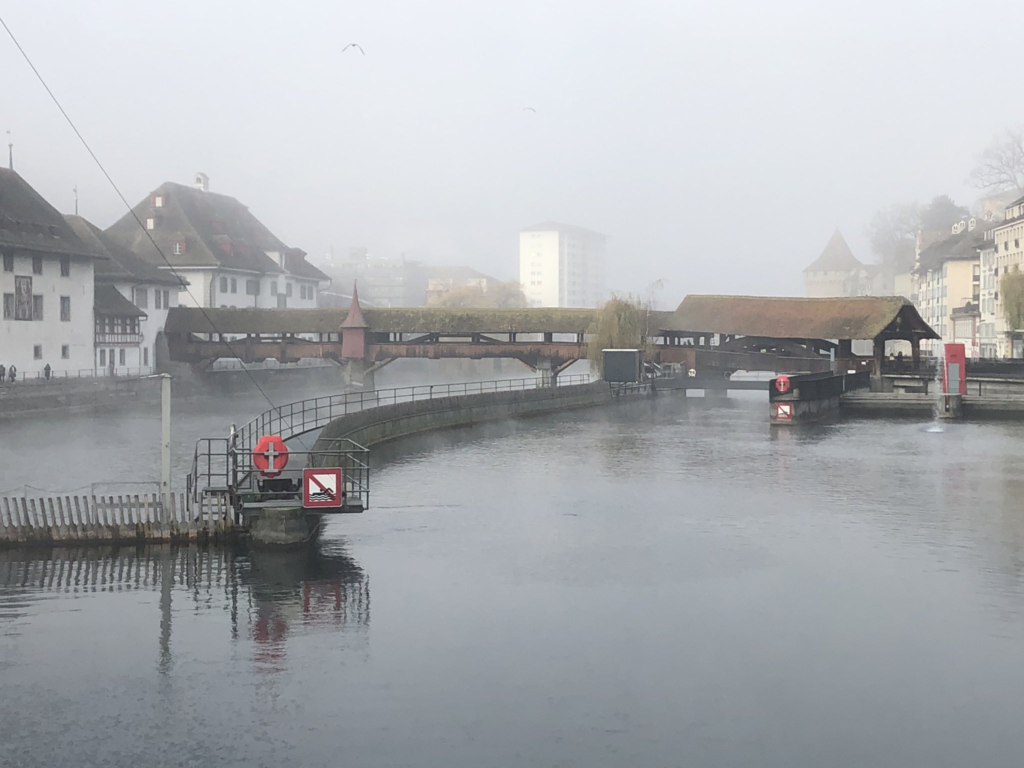 جسر تشابل وبرج الماء جسر تشابل هو أقدم جسر خشبي مغطى في أوروبا ويعتبر من أشهر المعالم داخل مدينة لوسيرن بسويسرا. وهو عبارة عن جسر خشبي للمشاة يبلغ طوله 170 مترًا، مصمم على طراز العصور الوسطى ويمر عبره