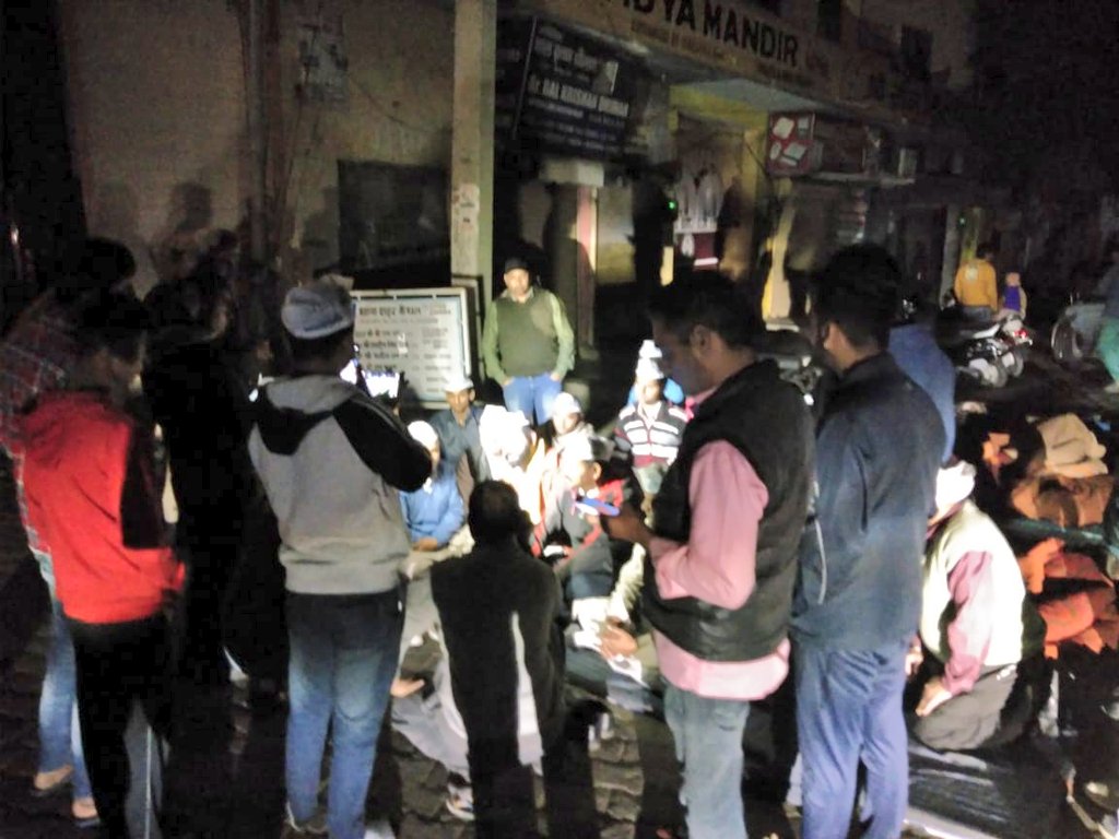 madanlaljaihind's tweet photo. इन काले अंग्रेजों से देश को सिर्फ .@AamAadmiParty ही बचा सकती है 

@mlkhattar साहब, ये .@ArvindKejriwal  और .@NaveenJaihind के सिपाही हैं इतनी जल्दी हार मानने वाले नहीं ! 

बीज की तरह है जितना दबाओगे उतनी सख्ती से उग कर निकल आएंगे। @AAPInNewsHR @AAPExpress https://t.co/b9spmZ8ZtO