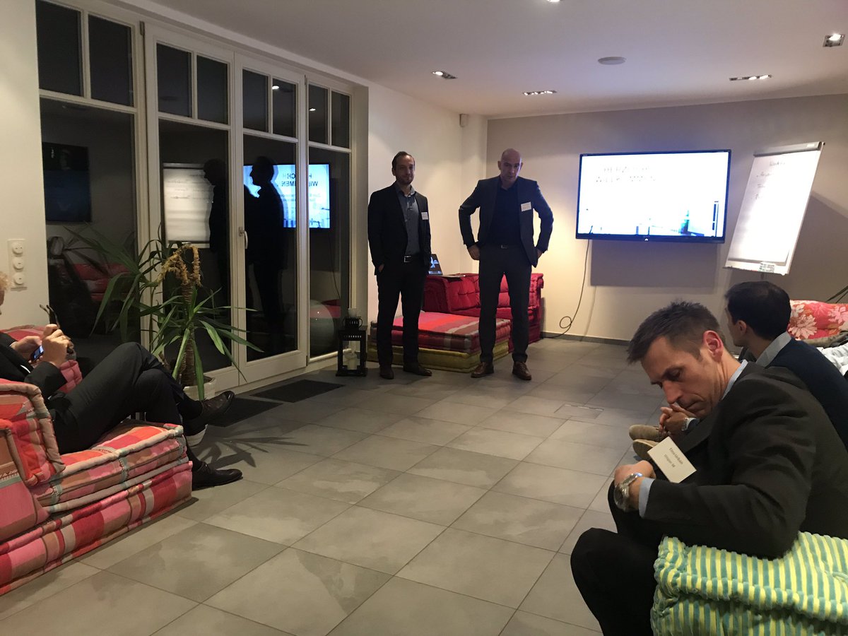 HRCIE's tweet photo. Frank Hendricks &amp; Dimitrios Skardoutsos starten mit ihrem #Impulsvortrag auf unserem heutigen #BIStammtisch zum Thema #Blockchain 
@wickie8166 https://t.co/QNxXPGPHzx