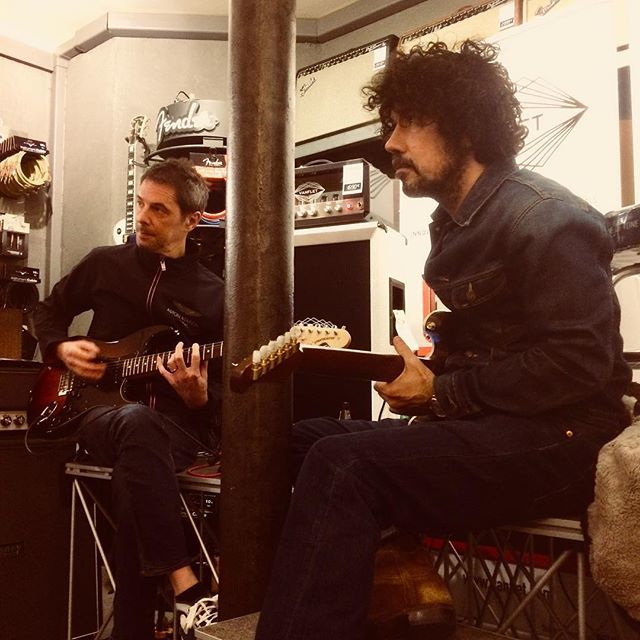 Pourlesmusicien's tweet photo. Merci à @yarolpoupaud et à @borisjardelofficial d’être passés nous présenter les amplis @vanflet_music !
.
#amps #vanflet #yarolpoupaud #borisjardel #indochine #music #musicgear #tubeamp #pigalle #lamplialampes #pourlesmusiciens https://t.co/JKJsViaP8d https://t.co/AUA1nTeJUx