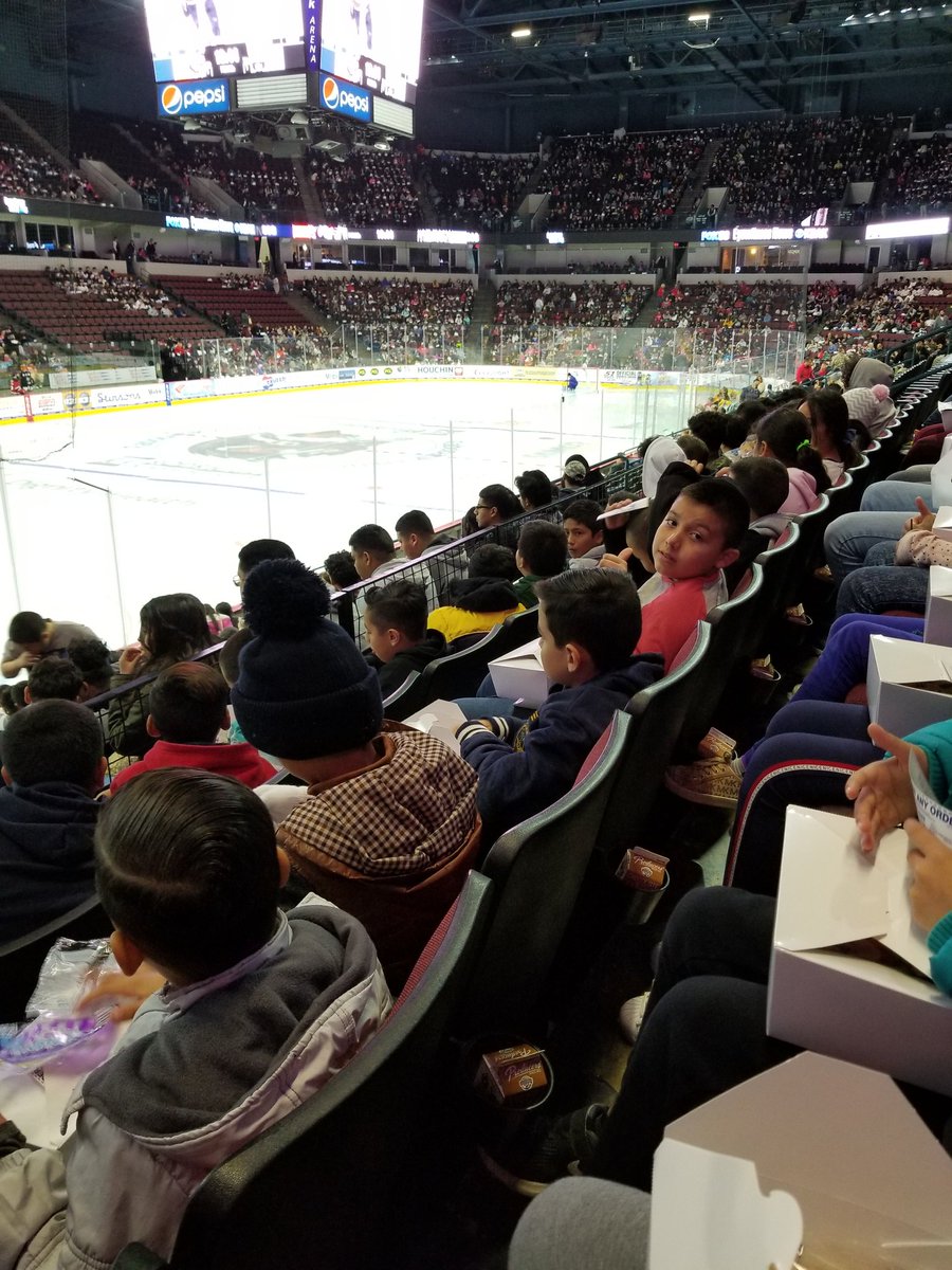 LoveMsOrtega's tweet photo. Newcomers experiencing ice hockey! Thank you Bakersfield Condors!! # #gardenelementaryk6 #newcomersrock https://t.co/1S2WNgJDfD