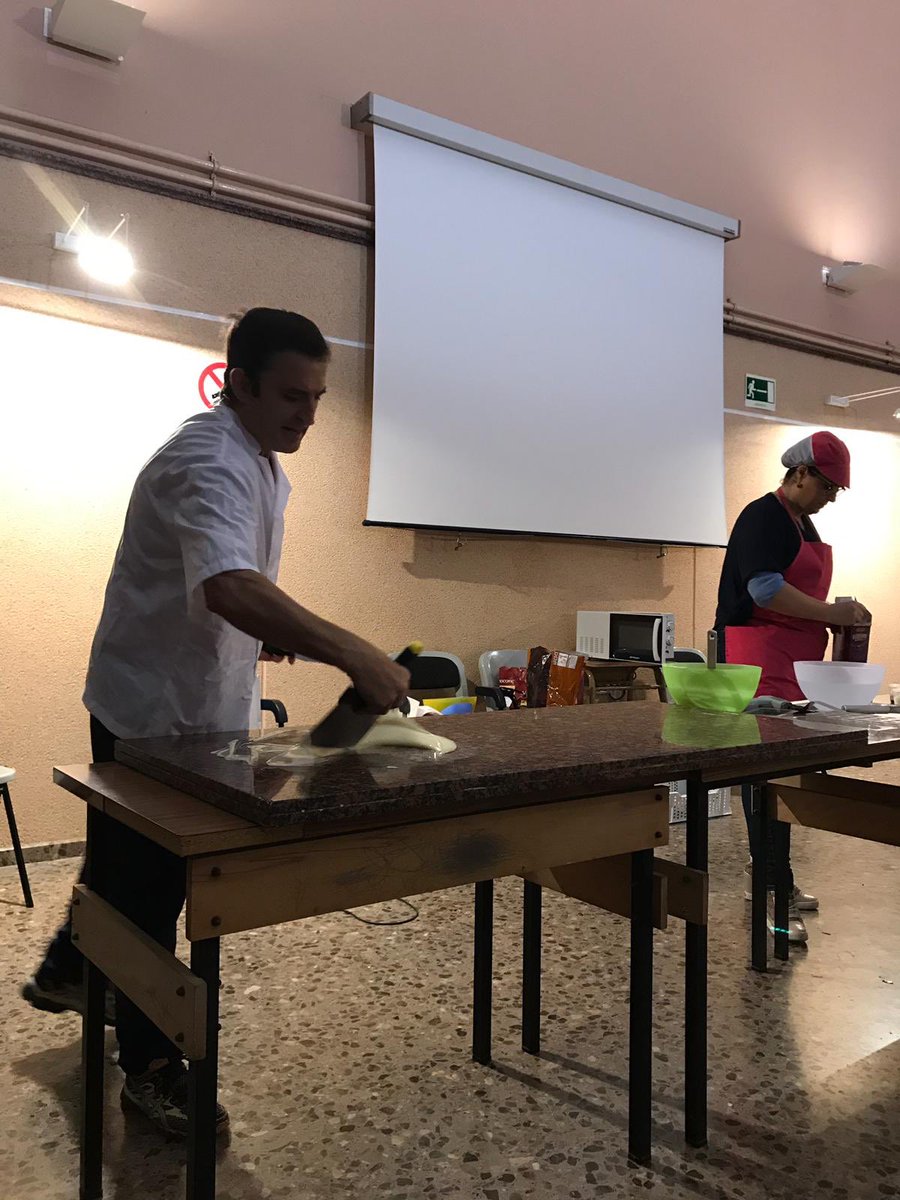 CarmelitasOnda's tweet photo. Gracias al maestro pastelero Luis Castañ y a la pastelera Bea Navarro y también al AMPA por su colaboración, hemos podido compartir juntos una tarde genial. #Emmarronatambelxocolate #micolemola #quericoestabatodo #yahemosmerendado https://t.co/m09NkbrTdy