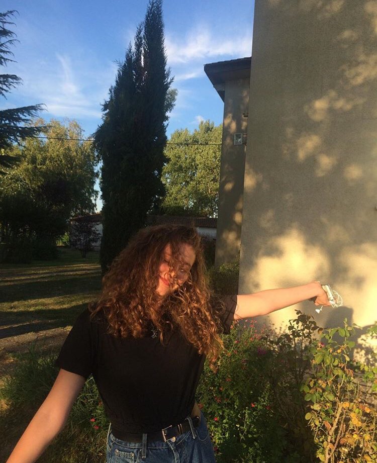 nioucat's tweet photo. Enfin un hashtag pour moi pfkfkfdk, vraiment mes boucles maintenant c’est ma plus grande fierté, j’ai mis trois ans à les dompter maintenant jme les lisserai plus jamais #PosteTesBouclettes https://t.co/qcVPaAhC2m