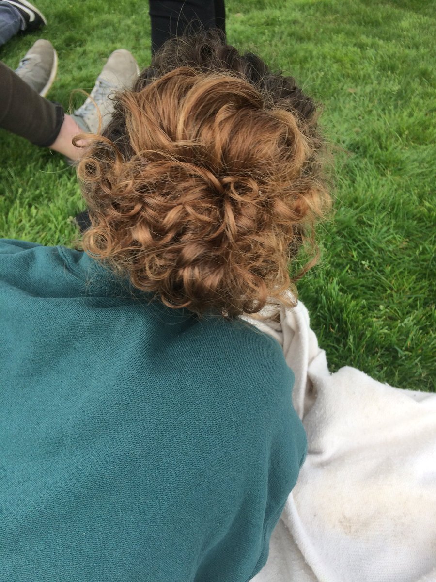 nioucat's tweet photo. Enfin un hashtag pour moi pfkfkfdk, vraiment mes boucles maintenant c’est ma plus grande fierté, j’ai mis trois ans à les dompter maintenant jme les lisserai plus jamais #PosteTesBouclettes https://t.co/qcVPaAhC2m