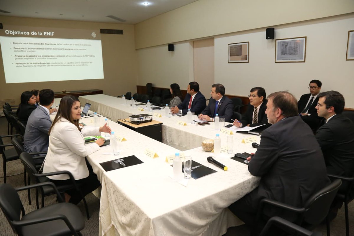 MEF_Paraguay's tweet photo. 📷Miembros del Comité Nacional de #InclusiónFinanciera, presidido por el ministro @BMLopezB, se reúnen para analizar avances y desafíos de la Estrategia de Inclusión Financiera #ENIF y la metodología con la que se continuará en el período 2018-2023 #GettingInclusionRight 🇵🇾 https://t.co/3FDiRu67Cl