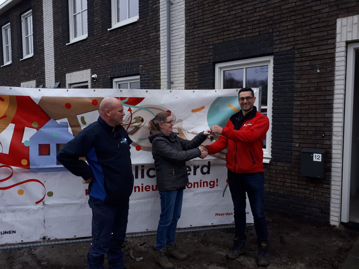 Eerste woningen opgeleverd aan de Pronkridder in <a href="/Assen/">assen</a> Diepstroeten.<a href="/ELogtmeijer/">Ernstjan logtmeijer</a> De foto,s zeggen genoeg #trots Tevreden kopers daar doen we het voor! #klant Met dank aan onze #comakers #team <a href="/fijnwonen/">Fijn Wonen</a>
<a href="/VanWijnenGroep/">Van Wijnen</a>