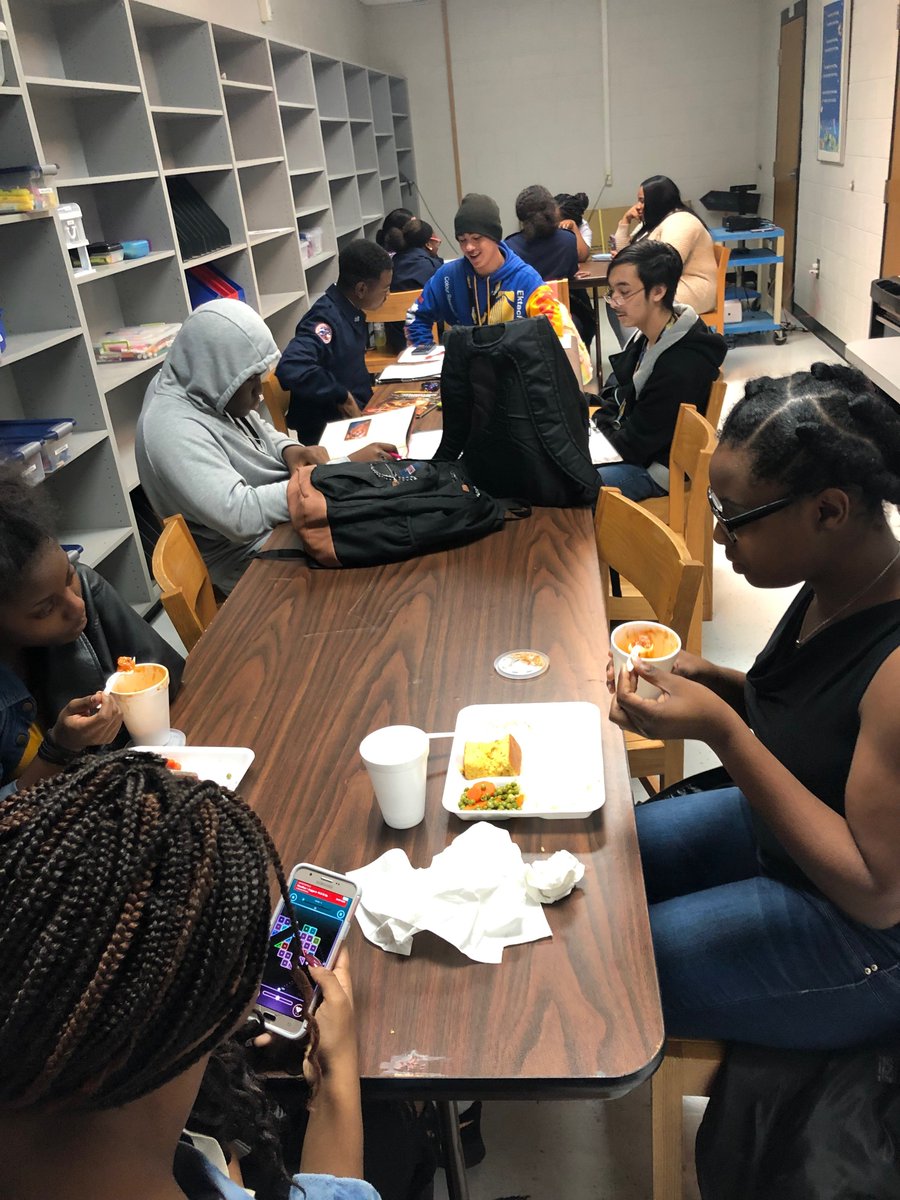 FDHSCommons's tweet image. Whether you eat, read, play, battle, study, or conduct surveys, the Learning Commons is the place to be during ILT. By the way, do you have a hitch hiker's thumb? @FDPatriot