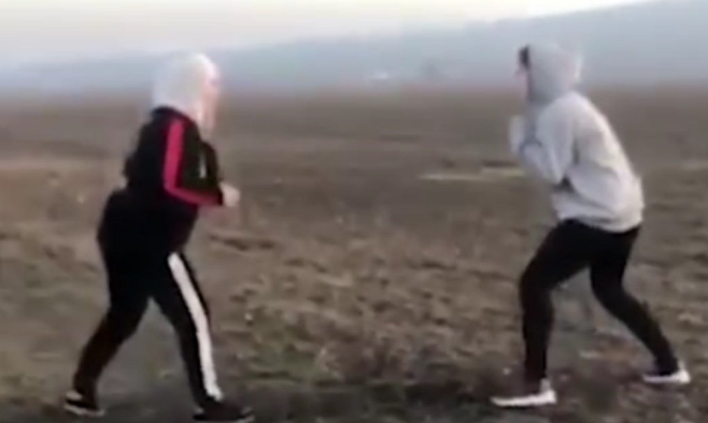 шкуры в хиджабе в дагестане с папой. драка девушек в хиджабе. девушка в хиджабе драка. малика джикаева и фатима арабова. рияд фарид хиджаб.