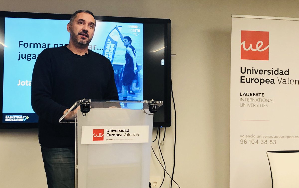 “El entrenador forma para jugar al baloncesto, y el propio juega para formar en la vida en un entorno protegido.... el baloncesto es la vida en pequeñito” Jota Cuspinera <a href="/jotacuspi/">Jota Cuspinera</a>  en la última conferencia del #Simposio Baloncesto Colegial #BasketballisEducation