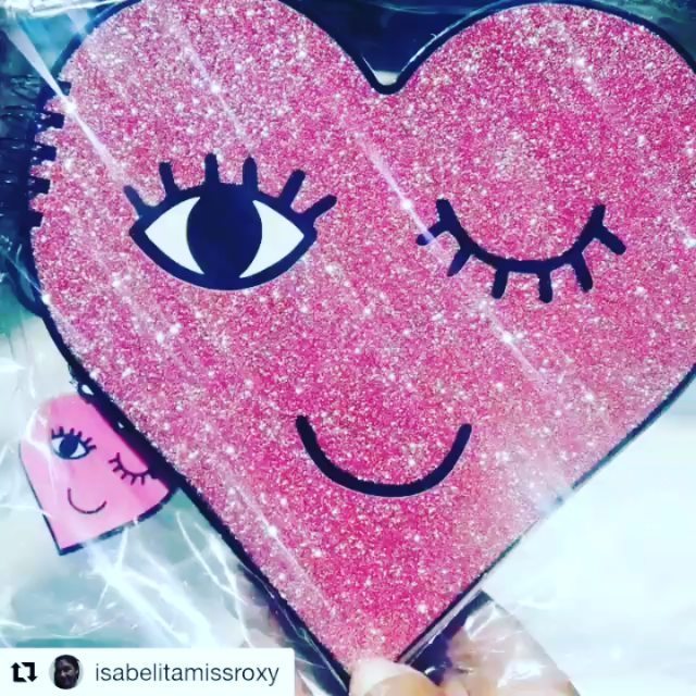 TiendaMissRoxy's tweet photo. Que linda!!!!
Libreta, ideal para regalo.

#MissRoxy #tiendakawaiichile #libreta #papeleríachile #papeleriabonita #instachile #kawaiilovers #kawaii #kawaiichile https://t.co/Q9E7np6Hhf https://t.co/TBU2V3gG4j