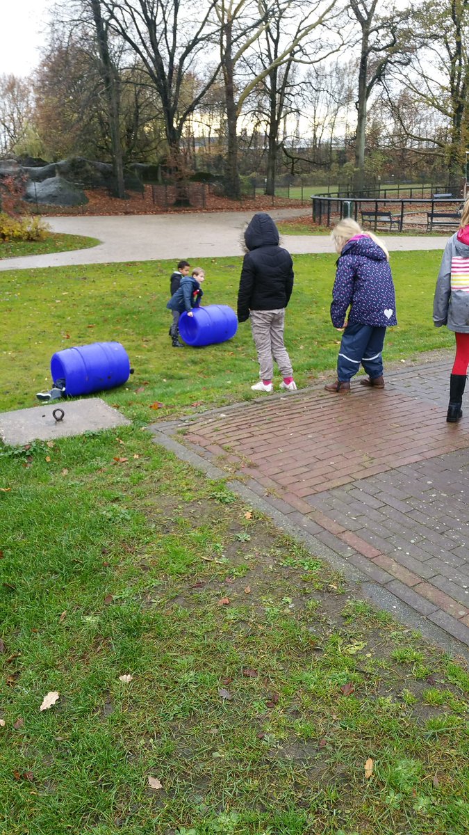 De Avonturenclub in Zuilen/Ondiep in volle gang. In de blauwe ton van een heuveltje af, zelf naar beneden rollen en meer. De kinderen hebben geen last van de regen of het natte gras. <a href="/Carla_vd_Rijt/">Carla van der Rijt</a> <a href="/Sylke_Haverkorn/">Sylke Haverkorn</a> <a href="/BS_Ondiep/">Brede School Ondiep</a> <a href="/BSZuilenOost/">BS Zuilen Oost</a> @e_alzer <a href="/groendoetgoed/">Groen doet goed</a> @030Natuurlijk