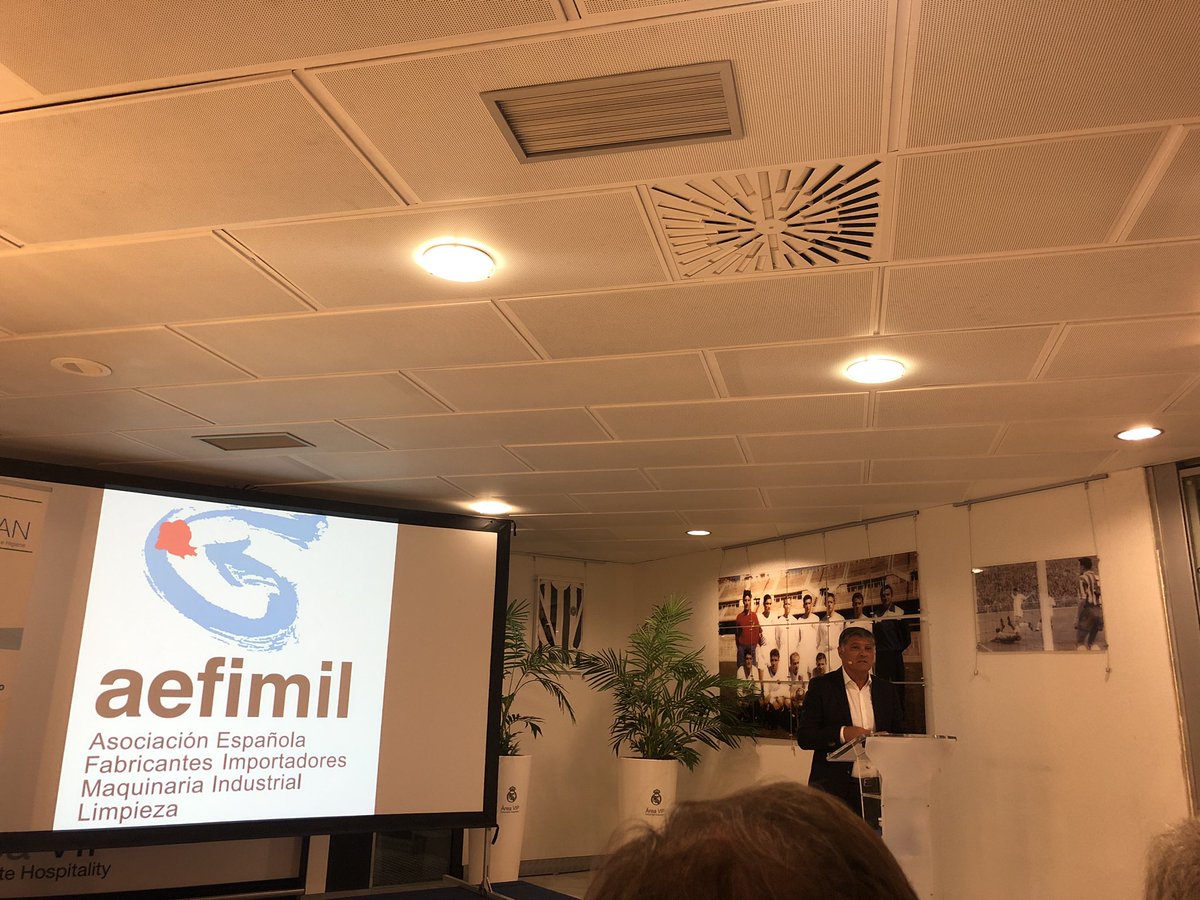 lolagb's tweet photo. Toni Nadal nos habla de talento y esfuerzo en el encuentro del sector organizado por #aefimil en @elbernabeucom #ESCLEAN @FSMS_es https://t.co/6RB3fLeRox