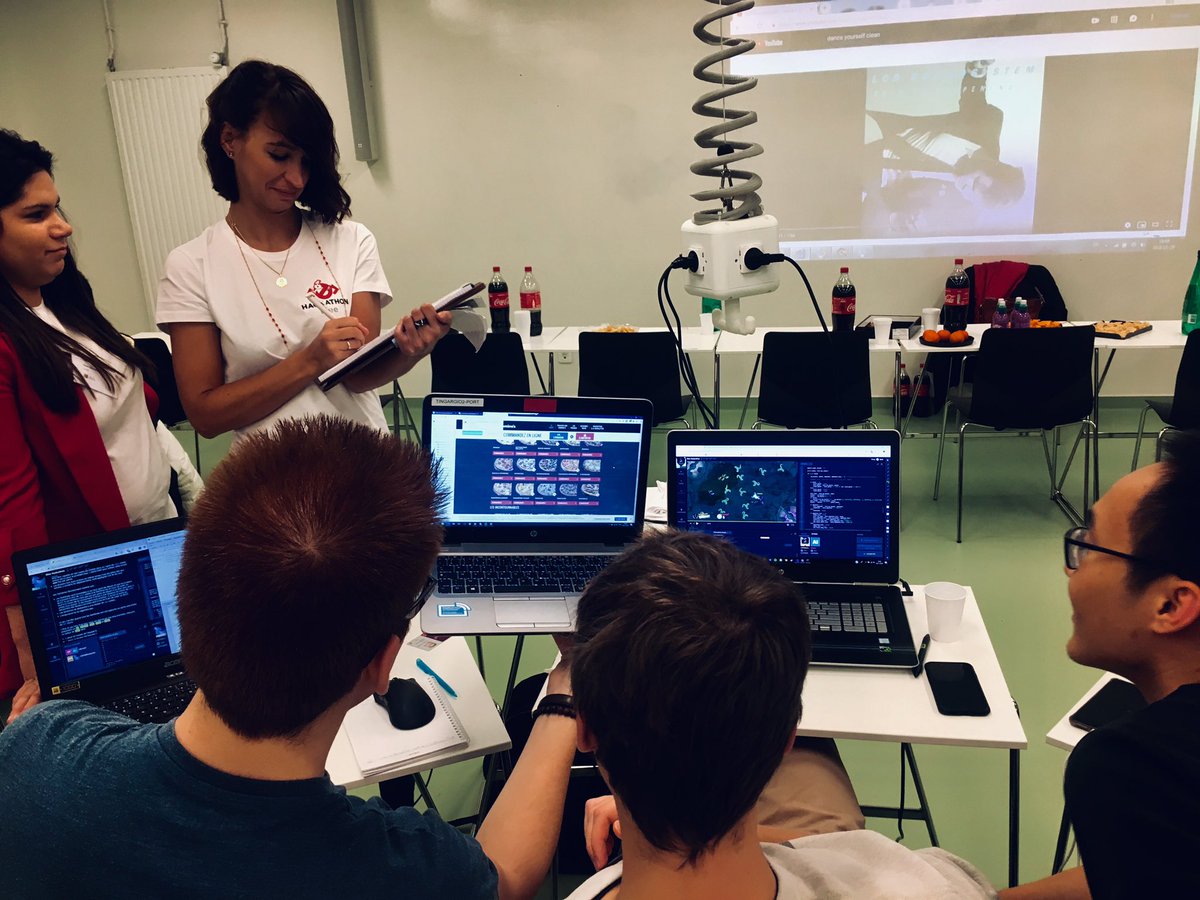 Klee_Group's tweet photo. Moment le plus important de la soirée à @centralesupelec : la commande des #pizzas ! 🍕 le #hackathonklee c’est toute la nuit ! https://t.co/V3hVZaSLyv