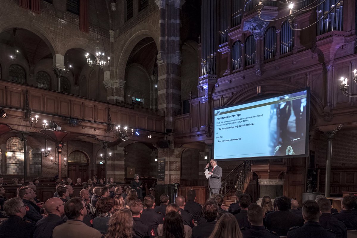 Onder grote belangstelling van familie en collega’s hebben ruim 70 medewerkers van de #VRR op 27 nov in Arminius voor Burgemeester Aboutaleb de #ambtseed afgelegd. Met elkaar gesproken over integriteit, gewenst gedrag, diversiteit, vertrouwenspersonen, dilemma’s en de gedragscode