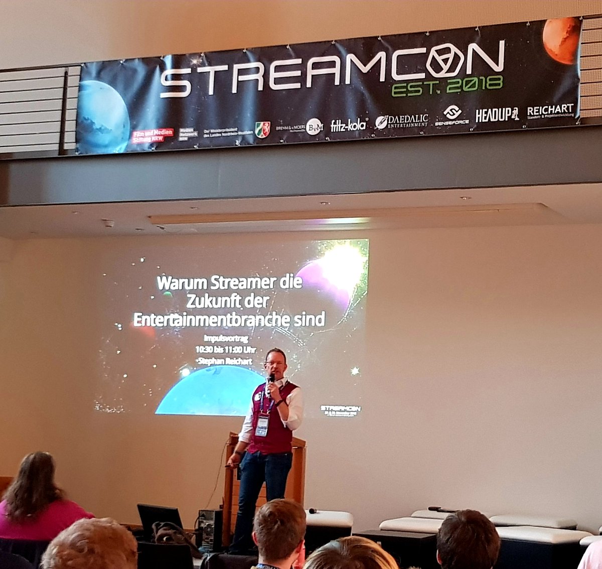 Stream_Con's tweet image. Es war ein gelungener erster Tag auf der #StreamCon! Wir bedanken uns an dieser Stelle bei allen Besuchern und Sponsoren: @Brehm&amp;amp;v.@moers, @daedalic, @senseforce_de, @fritzkola und @HeadupGames. Aber nun geht's auf zur Party!! 😀💃🕺