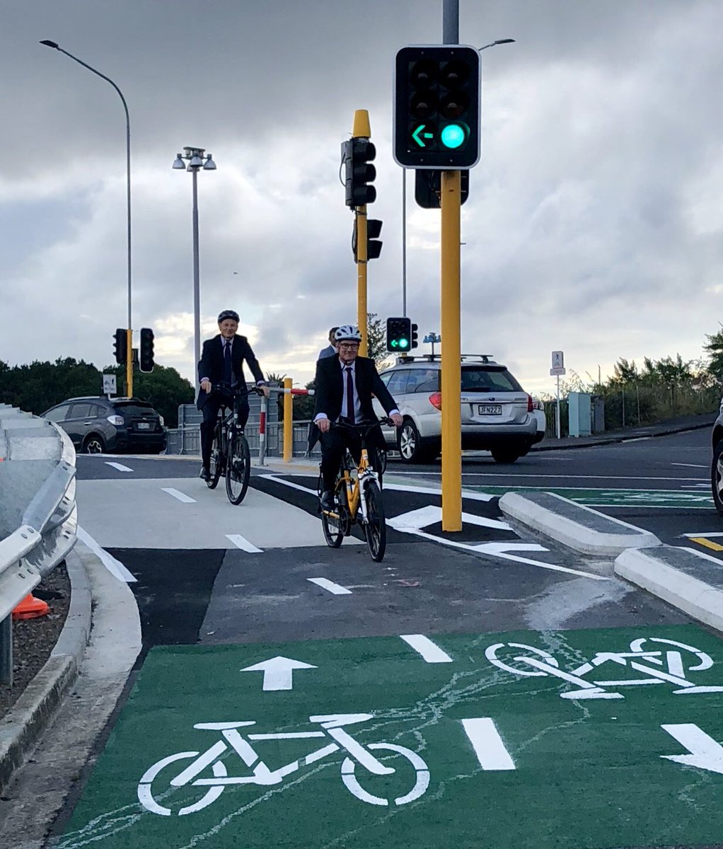Auckland’s Urban Leadership showing us how to roll with suits on bikes! with Mayor <a href="/phil_goff/">Phil Goff</a> and Minister <a href="/PhilTwyford/">Phil Twyford</a> - Minister <a href="/JulieAnneGenter/">Julie Anne Genter</a> would be proud! #friding