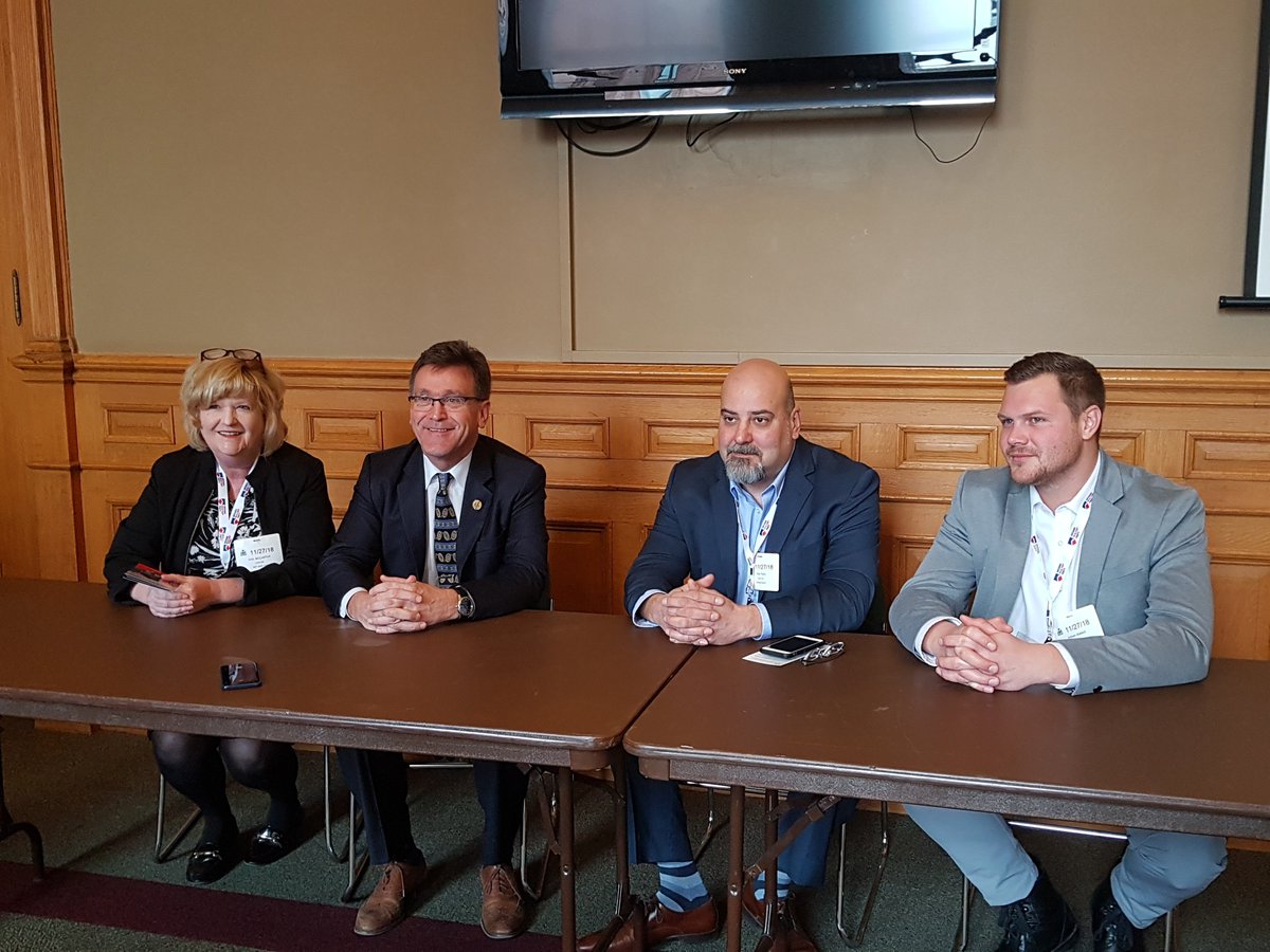 RAGBOS's tweet photo. REALTORS® meet with @billwalkermpp in his new role as Minister of Government and Consumer Services to discuss real estate issues that effect home buyers and sellers #ORPC18 https://t.co/e7HjQFCOBd