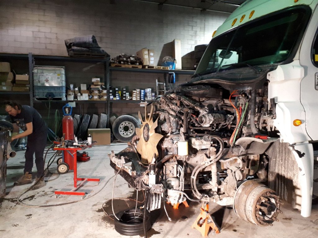 WayfreightTruck's tweet photo. Went in for wiper blades...
Which lead to new hood mounts. Which lead to a new radiator. Which led to a good time had by all. Another truck ready to log some miles. #truckinglife #roadready #supermechanic #Wayfreight https://t.co/cL6EdRM7G4