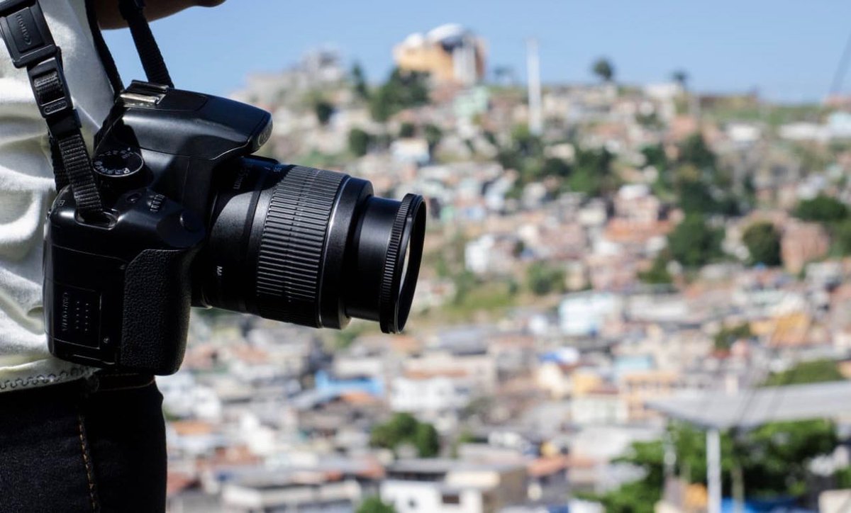📸 Um olhar diferente para o conjunto de favelas do Complexo do Alemão, no RJ. Essa é a proposta do programa "Olhar Complexo", idealizado pelo fotógrafo Bruno Itan, que promove cursos de fotografia gratuitos para crianças e adultos da comunidade.  bit.ly/2TYMCxa 😍