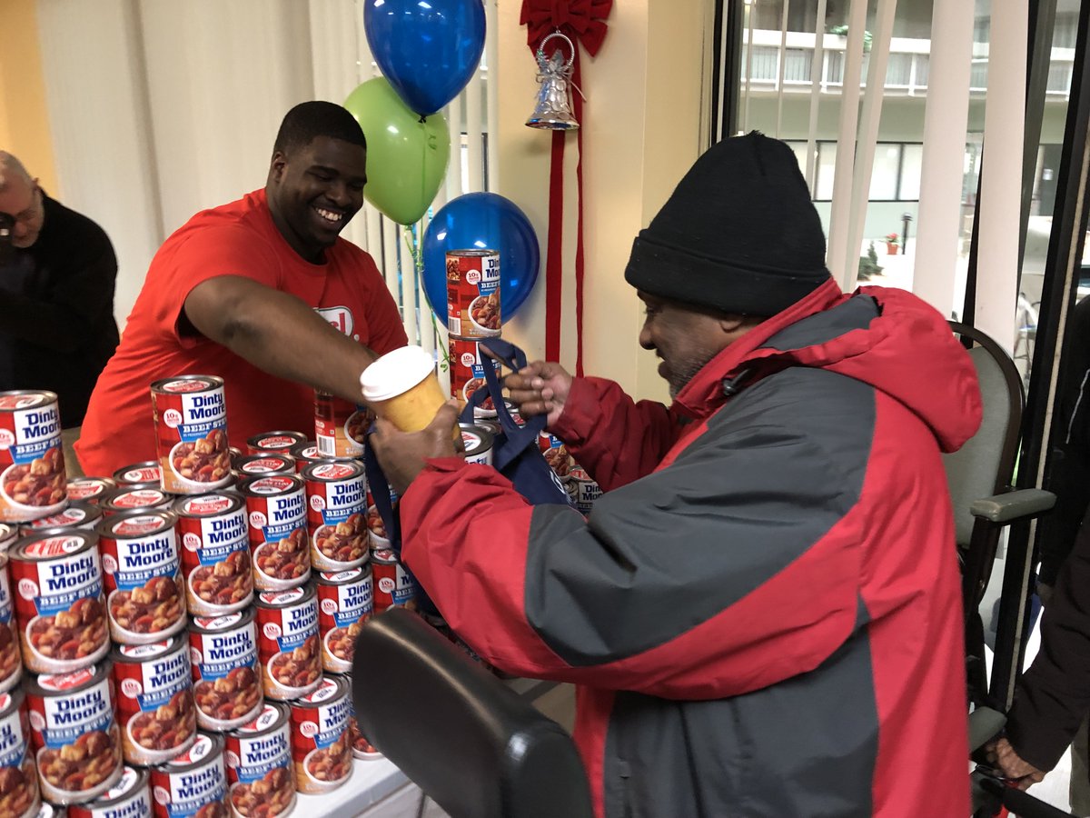 HormelFoods's tweet image. “We are thrilled to be working alongside @TheGoodrCo to not only serve a hearty &amp;amp; satisfying meal, but to support our shared mission of fighting food insecurity,” said Sarah Johnson, DINTY MOORE® brand manager.
Read more about the partnership in @Forbes: forbes.com/sites/amybarne…