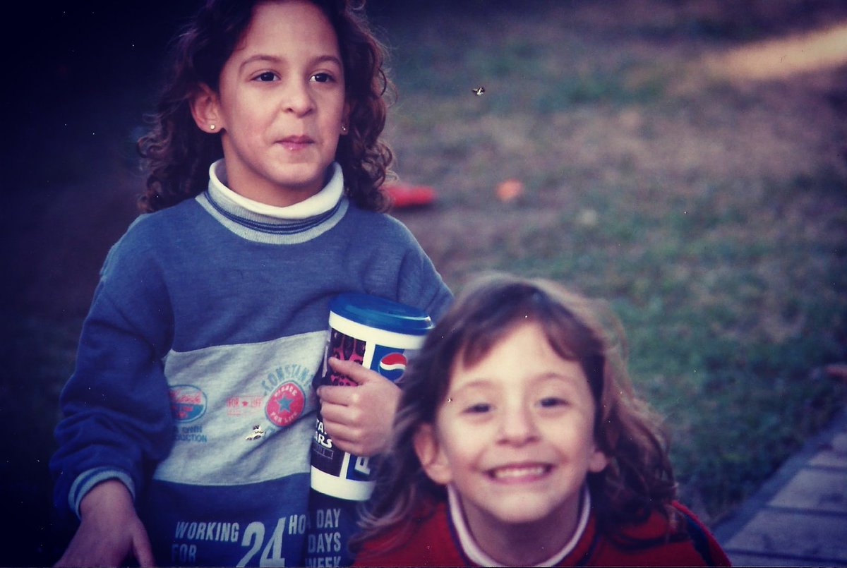 · ᴅᴇ ᴄᴜᴍᴘʟᴇᴀñɪᴛᴏ 🎂·

Mi amiga, mi hermana, mi mitad. 
 #twins👭