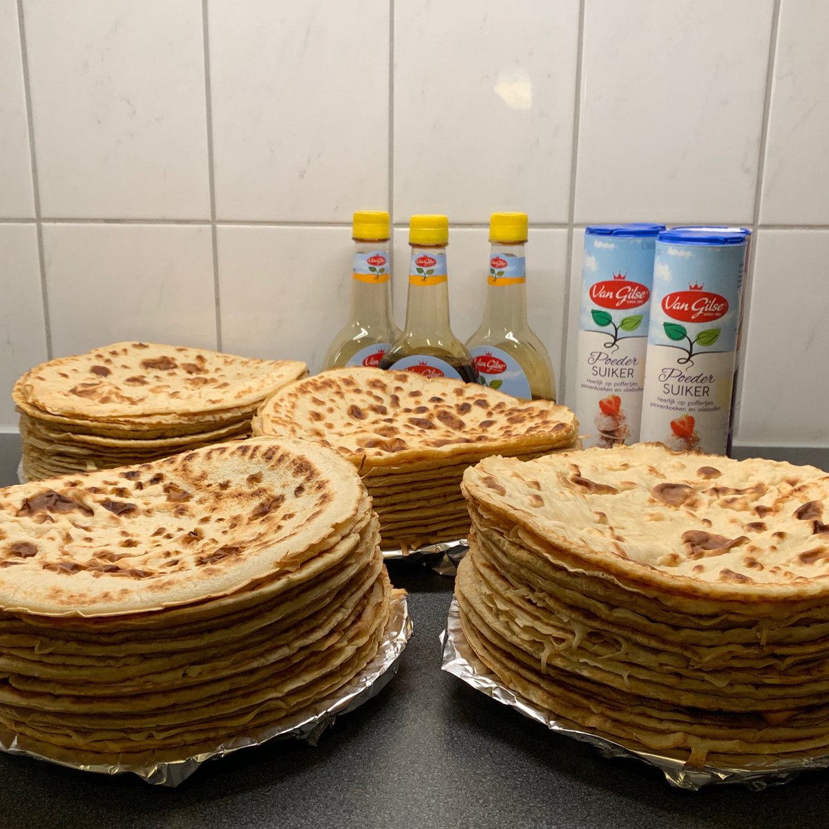 Vandaag is het Sint Pannekoek 🥞 Wie haalt een stapeltje op? Gratis! Een donatie voor Stichting Jarige Job zou leuk zijn. Koud met stroop, of juist met ijs/chocolade zijn ze ook erg lekker! Je kunt pinnen 😏

#sintpannekoek #gratis #donatie #stichtingjarigejob #rotterdamzuid