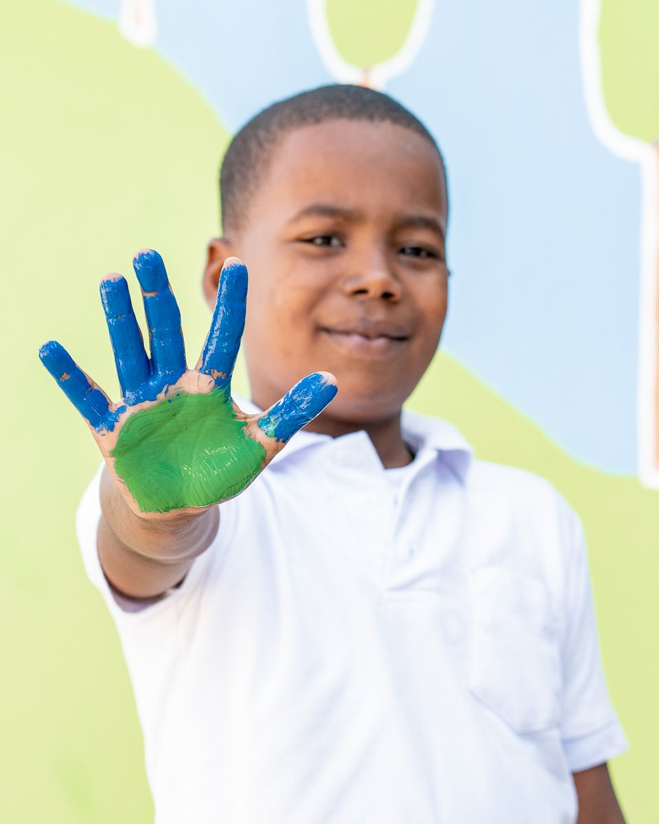 DontForget2Move's tweet photo. Back into it today, partnering with @JetBlue for their #CheckInForGood program to help local schools in the Dominican Republic. This morning we visited La Escuela Dos Las Jardas to continue the amazing mural project from yesterday’s group.

#travel #volunteering https://t.co/qwI7sbPSUo