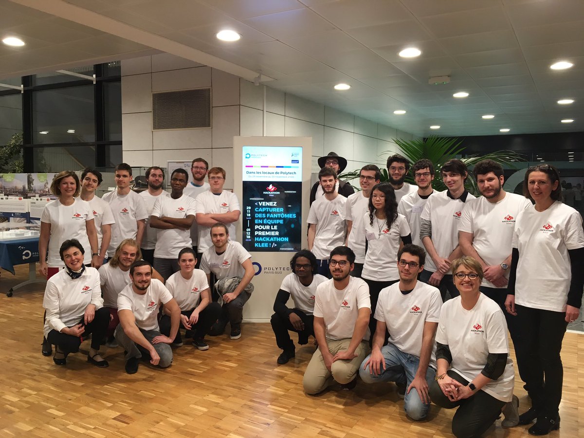 Klee_Group's tweet photo. Photo de groupe à @Polytech_upsud pour le #HackathonKlee 👻 et en attendant les pizzas 🍕 https://t.co/fmntiuvJii