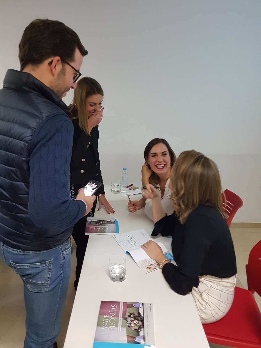 isemcospain's tweet photo. Orgullosos de comprobar como el buen trabajo y la perseverancia dan sus frutos. @peoniaseventos Muchos éxitos con vuestro libro "Cásate con Peonías". https://t.co/qOBYEX8vQU