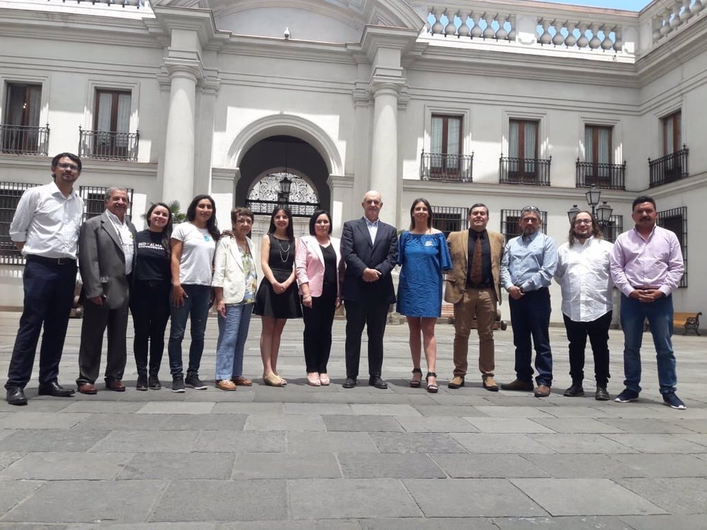 👏👏 <a href="/camiseteados/">Camiseteados</a> en #LaMoneda merecido reconocimiento a los camiseteados finalistas y equipo que lidera está notable iniciativa. Bravo!! Felicidades #Camiseteados <a href="/Karenrauchm/">K</a>