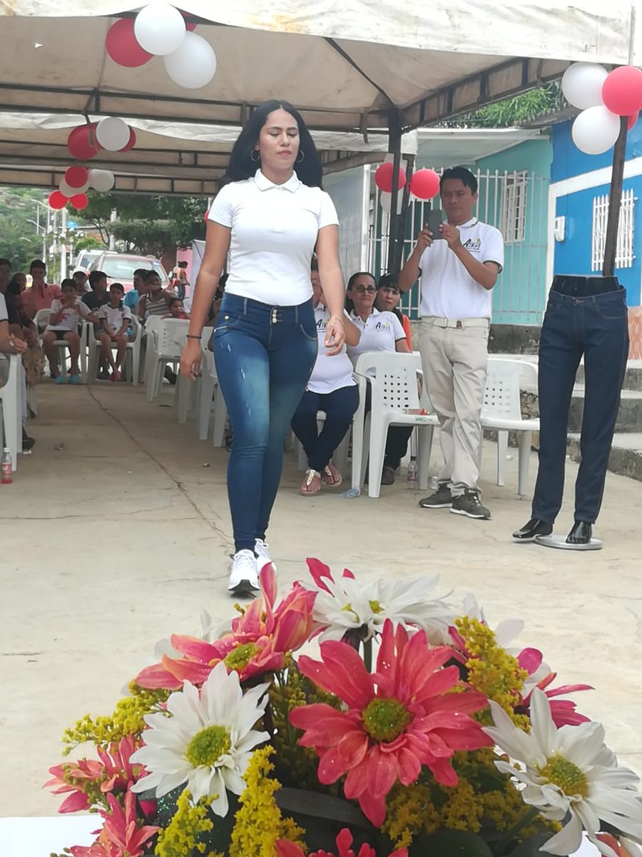 PnudColombia's tweet photo. En #Cúcuta las #ReparacionesColectivas generan ingresos con la confección de Jeans a las familias víctimas. La empresa «AIBAS SEWING» de la Asociación Impulso Barrio Antonio Santos, apoyada por @Mintrabajo y @PnudColombia es ejemplo de recuperación de tejido social #SumandoPaz https://t.co/oMMzrry8Nu