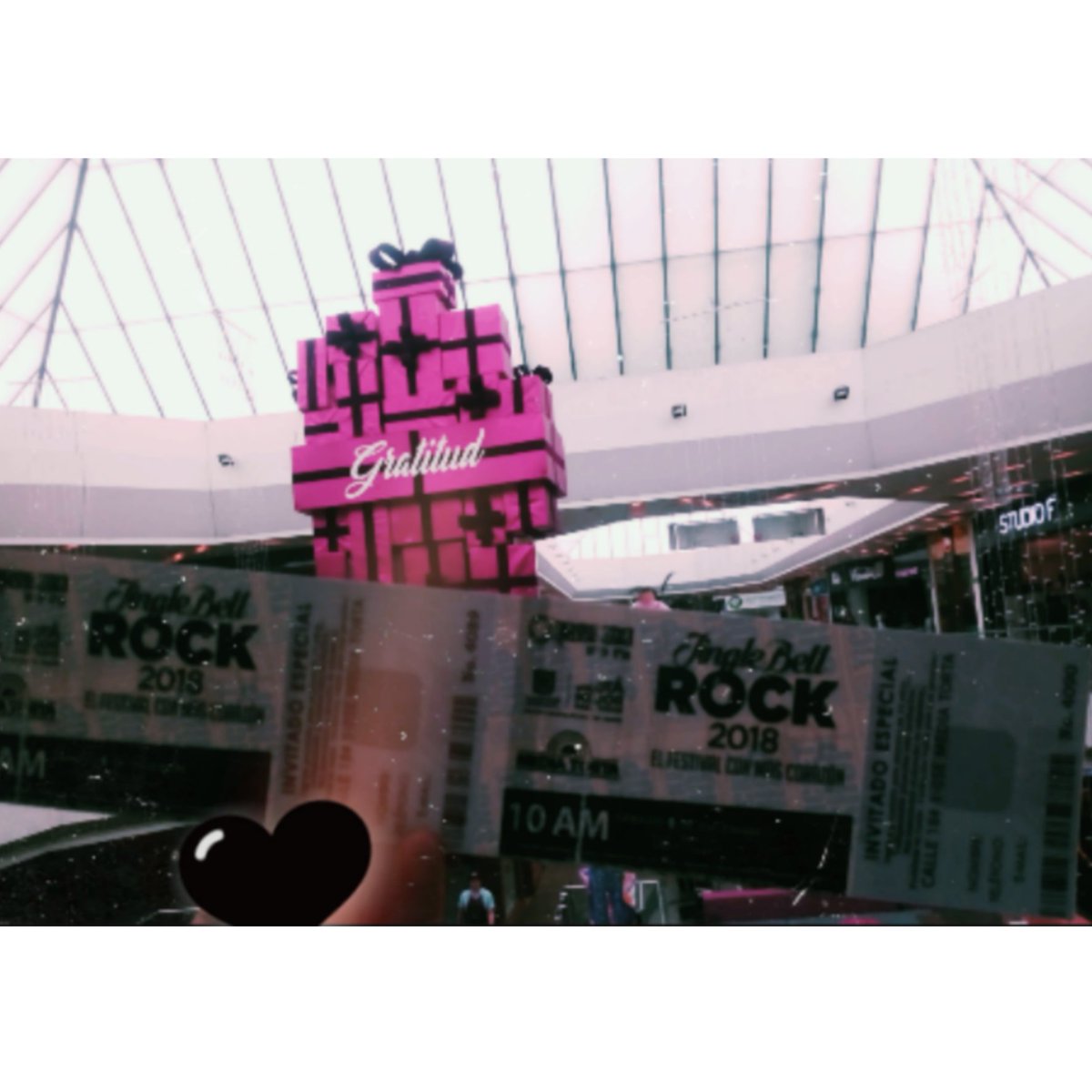 IrisGeraldine's tweet photo. Los agradecimientos también para la emisora 🖤🖤 para mí fueron 2 horas de fila bien disfrutadas oyendo @Radioacktiva_ mientras estaba en espera de entregar mi regalo. Primer #JingleBellRock2018 en el que estaré 🤗 https://t.co/IQCd2LVGAJ