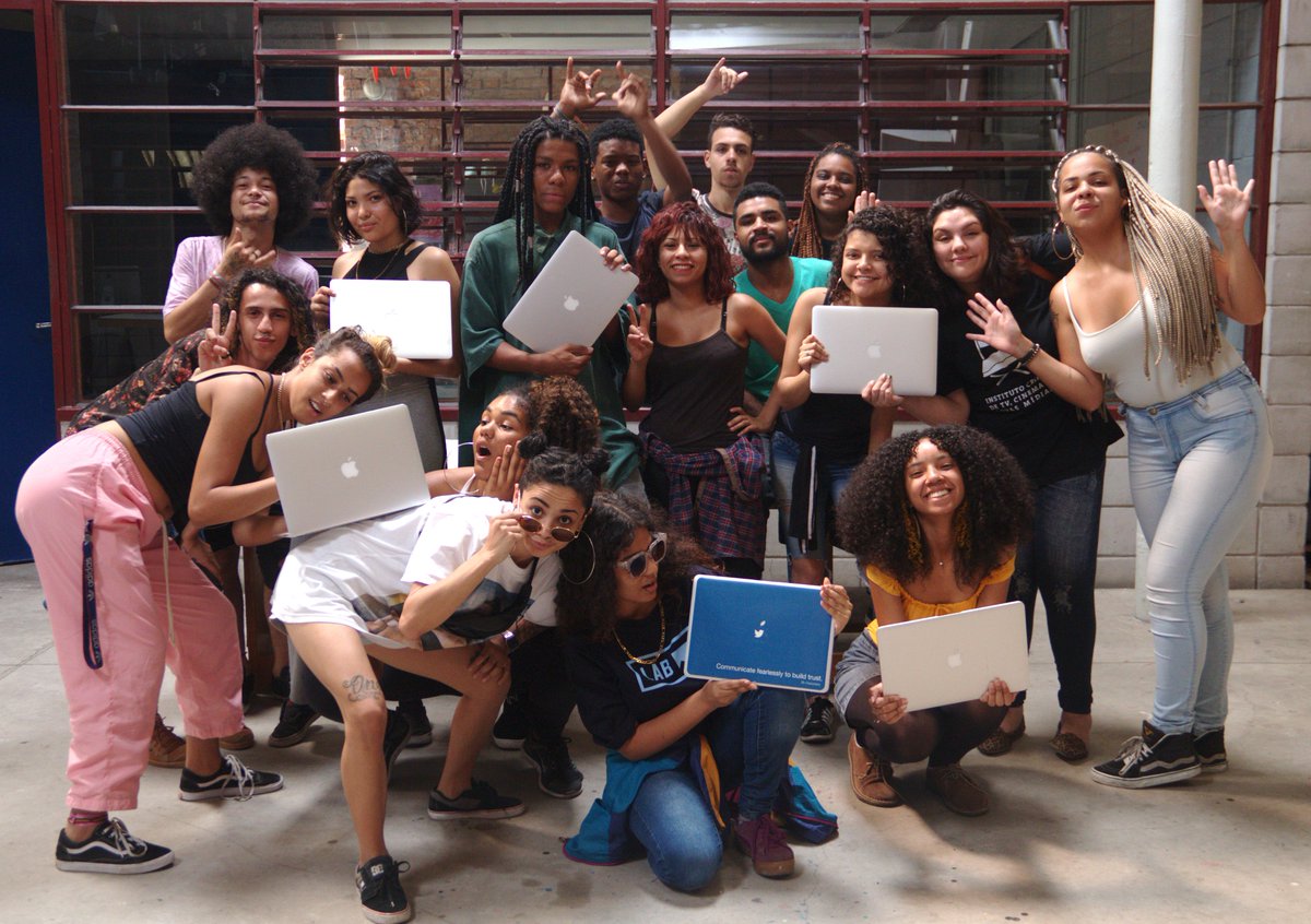 Nosso super obrigado para o pessoal do @TwitterBrasil que doou esses equipamentos bacanas para a formação da nossa turma. Valeu demais @TwitterBrasil