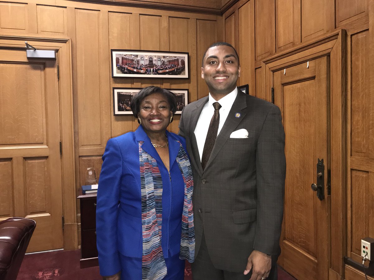 Hey @Twitter <a href="/verified/">Verified</a> I think it’s about time we verify <a href="/AndreaSCousins/">Sen. Stewart-Cousins</a>, no? First African-American woman, and the first woman period to lead a legislative conference in New York State is a pretty big deal! And she’s also really cool if that helps out. #verifymyleader #verifyASC