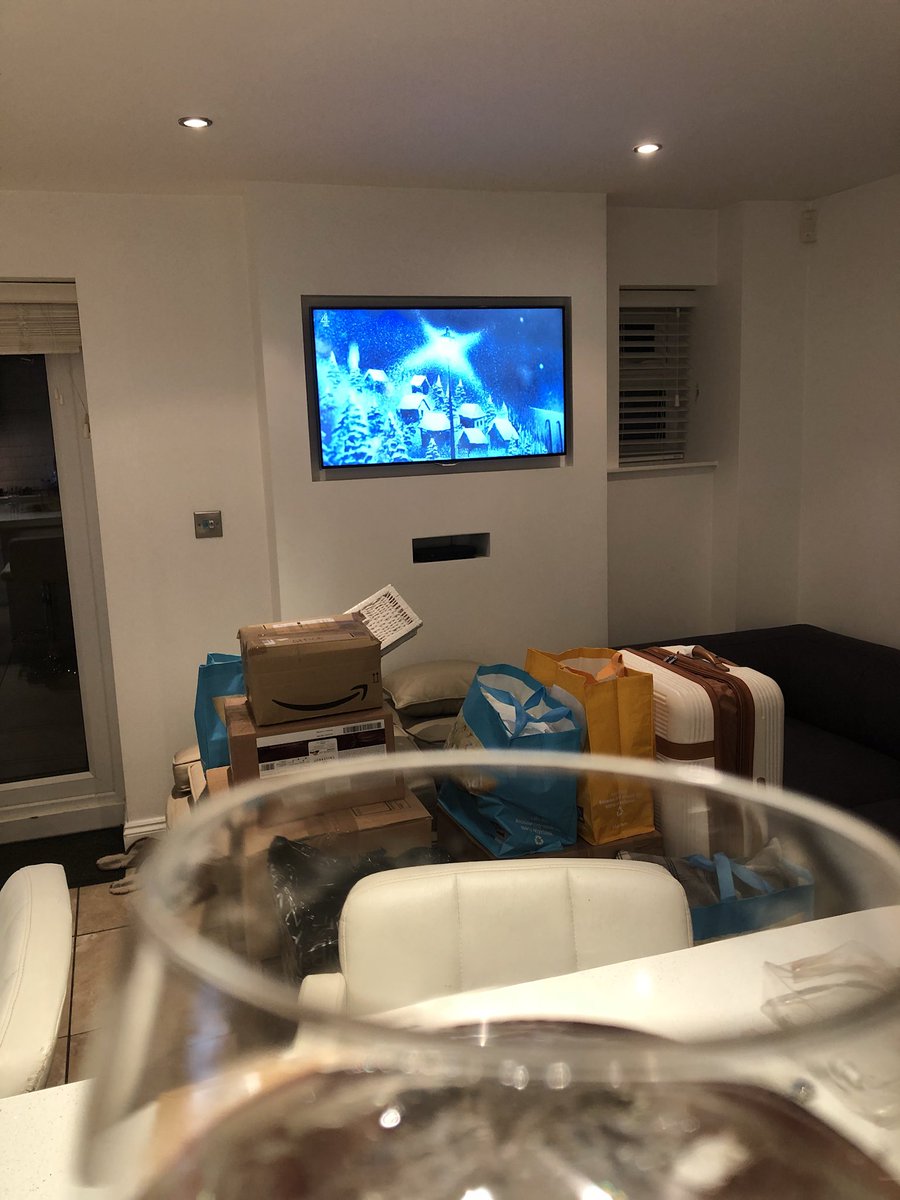 Perfect Thursday evening! <a href="/KirstieMAllsopp/">Kirstie Allsopp</a> #handmadechristmas is back, wine in hand, packing the kitchen ready for moving ❤️