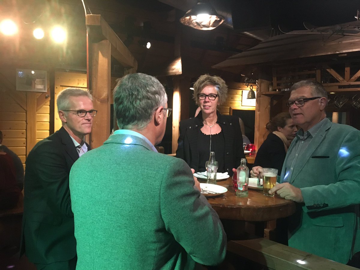 alida_zwerver's tweet photo. Geslaagde avond met de businessclub van @Donar_Official bij @Snowlimits. Na het skiรซn een gezellige apres-ski met een heerlijk buffet! #netwerken #donar #together #snowlimits https://t.co/eeNX9wg95Y