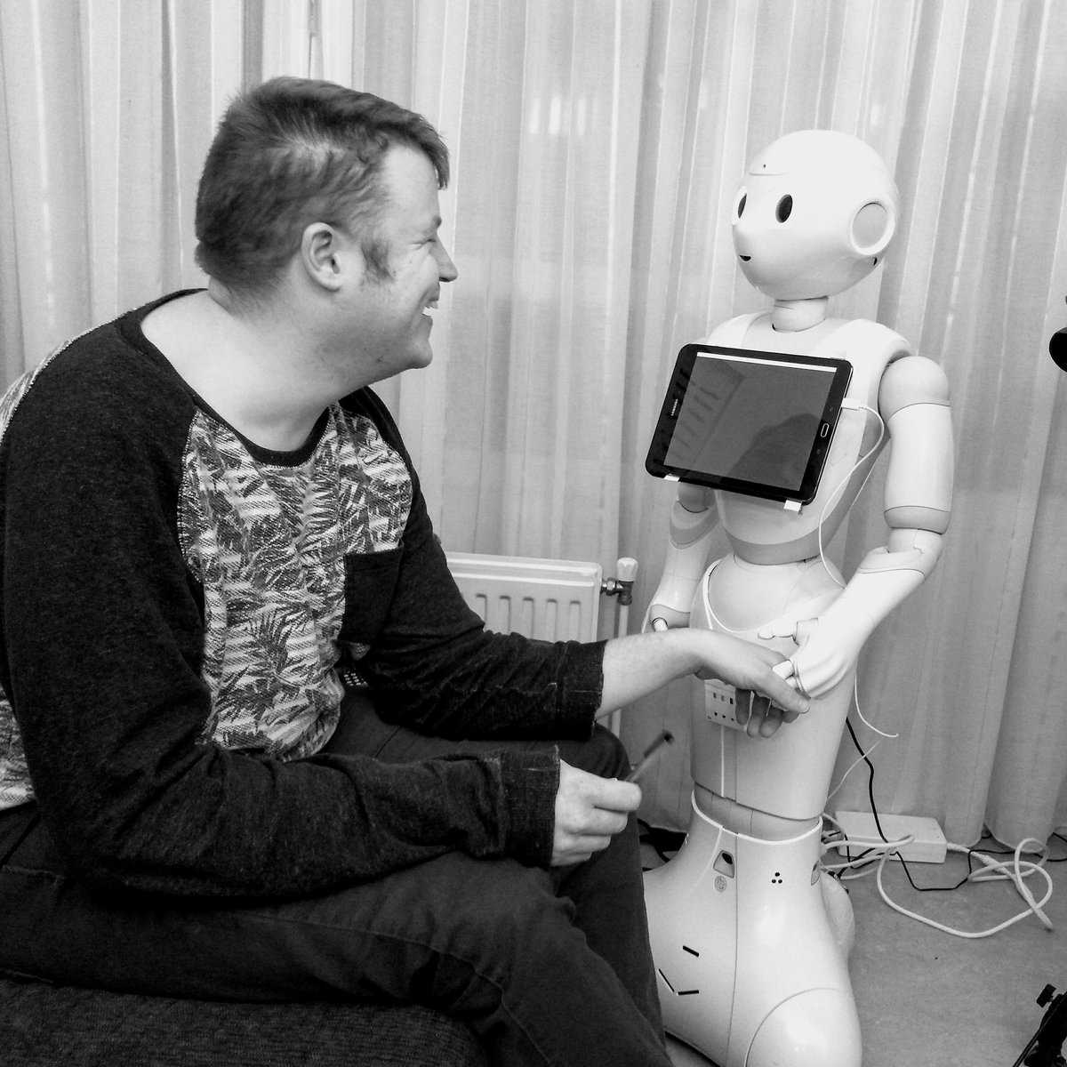 Robot_Phi's tweet photo. Dit is nou wat ik als robot het allerliefste doe π #makingimpact #robotphi #social @philadelphiaNL #robotctrl https://t.co/PqMOJNsw0O