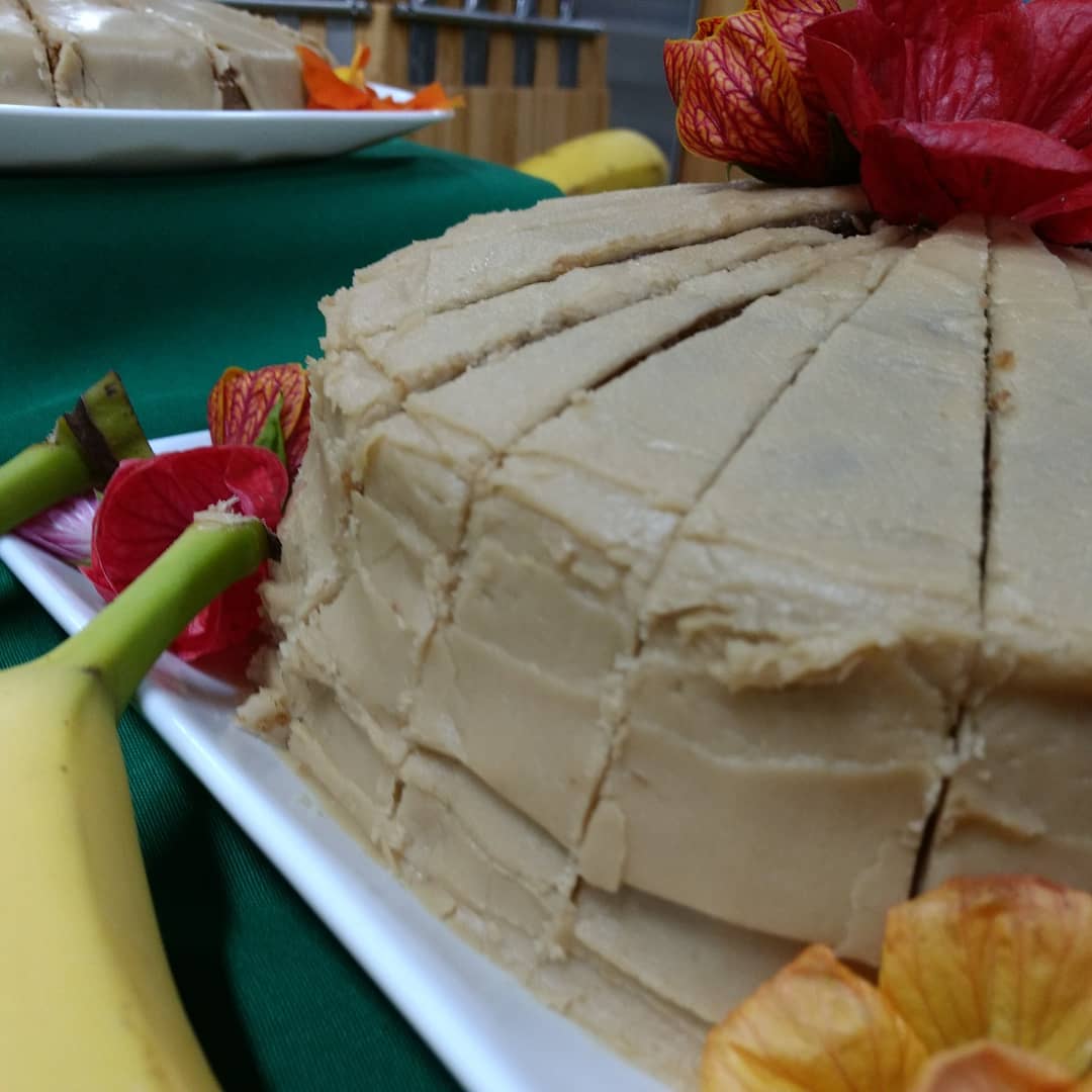 Foodfaye's tweet photo. Don't throw out that banana peel! Use it to make cake, says @lindsayjeanhard.
It's part of our lunch from her new book, #cookingwithscraps, which she is presenting today @melissasproduce
#InMelissasKitchen
#foodwaste #foodwasted #wastedfood #nowaste #bananas #bananapeel #cake https://t.co/tuCfPlC4aX