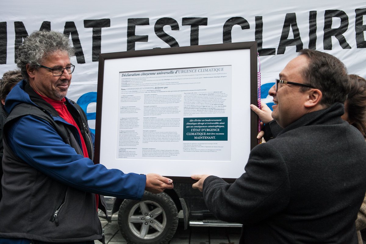 FondDavidSuzuki's tweet photo. Merci à Kim Thomassin et Maxime Chagnon de @LaCDPQ qui ont reçu aujourd'hui la Déclaration citoyenne universelle d'urgence climatique lors de la manifestation de la coalition #SortonsLaCaisseDuCarbone #polqc @LeDevoir @tj18h @le1518 @geraldfillion @mariodumont @la_lesaffaires https://t.co/RWAFzznroi