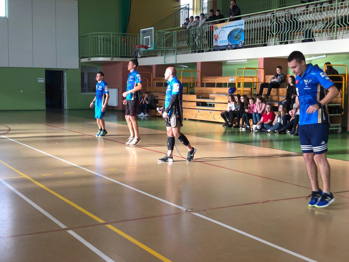 UniaLesznoKS's tweet photo. NA SUKCESY CIĘŻKO PRACUJEMY PRZEZ CAŁY ROK!
#ZłapBycząFormę KOLEJNE SZKOŁY i TRENINGI - Z WAMI🏋🏻♂️💪🏼
Dziś Krzywiń i Stare Bojanowo👊🏼
Na koniec Byczy, klubowy trening i potworny wycisk od Tomasza Skrzypka w SPORTING FITNESS KLUB
#DMP2018 #ByczaZłotaJesień #ByczaRodzina #KSUL⚪️🔵 https://t.co/sfJbMjuW4P