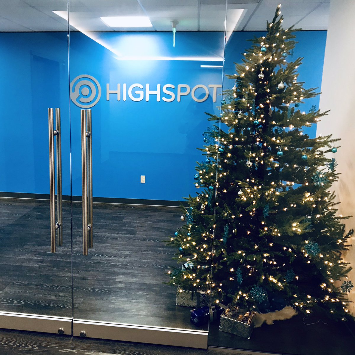 alison_highspot's tweet photo. What a WONDERFUL sight to see walking into the @Highspot office this morning!!🎄🎅🏼 https://t.co/IStr1X28xx
