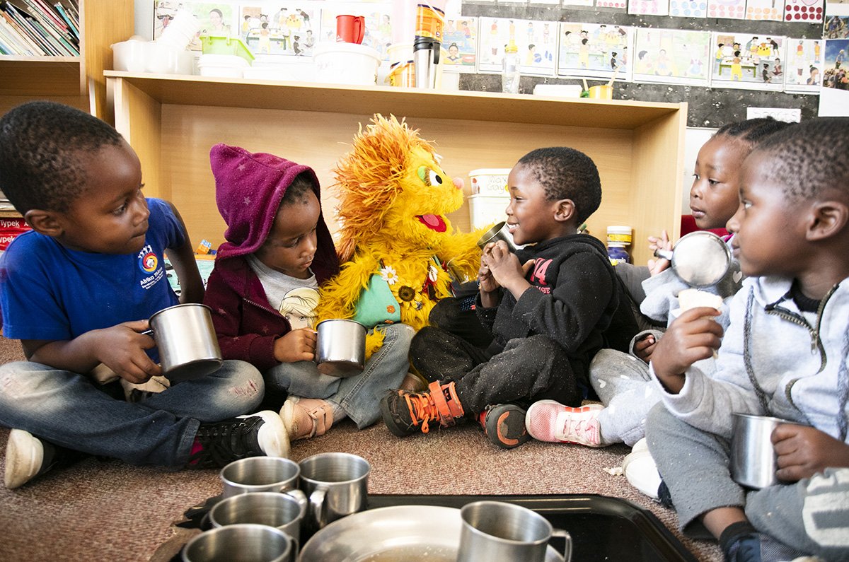 sesamestreet's tweet photo. Kami, an HIV+ Muppet from Takalani Sesame is helping to break the stigma around HIV and AIDS in South Africa. Today on #WorldAIDSDay, Kami is teaching her friends to be accepting of others! ❤️ https://t.co/PfIyVitSpn