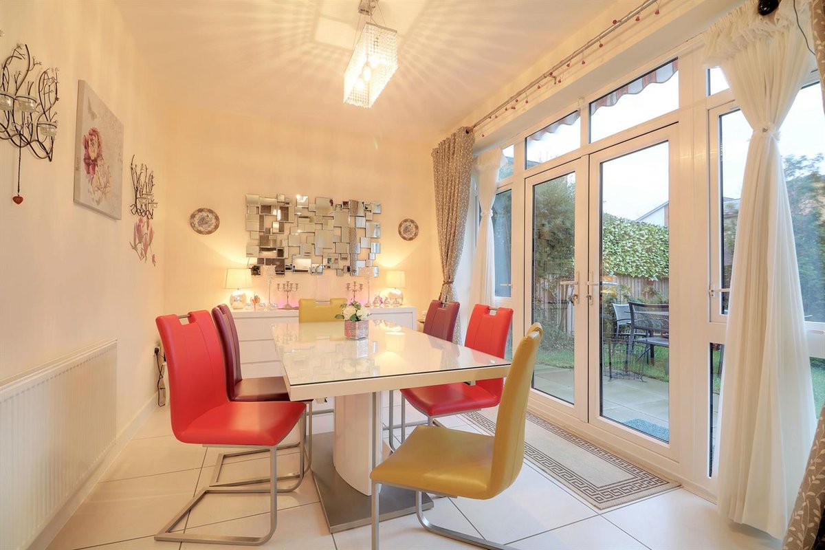 A simply stunning five double bedroom detached property presented to the market in show home condition with the additional benefit of a south facing garden, two ensuites and lovely dual aspect lounge. flinklp.haart.co.uk/ForSaleV5/?pro…