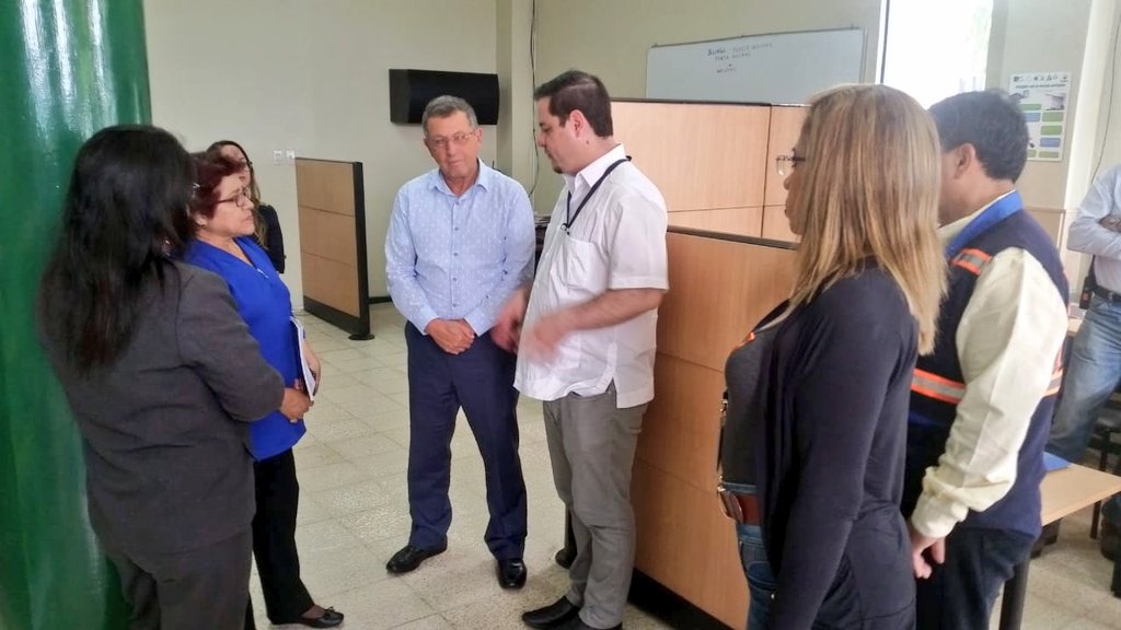 MIT_Ecuador's tweet photo. Ministro @AurelioHidalgoZ visita las instalaciones de la Subsecretaría de Puertos @puertoappb para fortalecer el trabajo articulado entre ambas instituciones, en presencia de las autoridades portuarias.
#ObrasParaElOro https://t.co/bbZVPfX63l