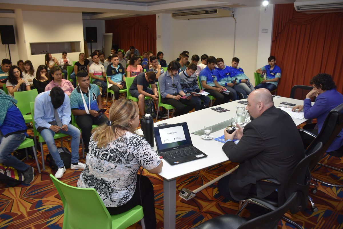 URSudoeste's tweet photo. En @URSudoeste y con un gran marco de #Jovenes de #VillaÁngela se presentó oficialmente el #ProgramaProvincial #LineaJoven.
Una fuerte apuesta que realiza @ChacoGobierno @domingopeppo @bancodelchaco #SubsecretariaDeLaJuventud para toda nuestra provincia
#ElEstadoDeTuLado https://t.co/infOjSFKTB