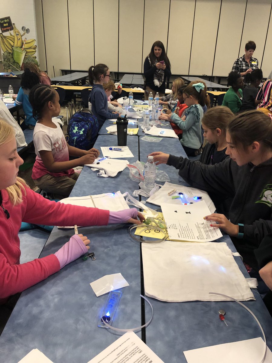 PrincipalMrG's tweet image. Girl Powered STEAM Event! Great job @fmestechrocks!! #FM21STEAM #teamfmes #webringthesting #andthesteam #girlsrule
