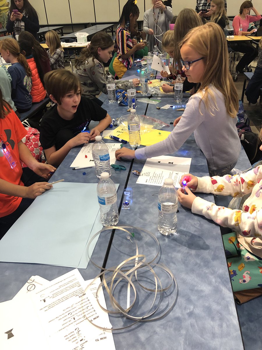 PrincipalMrG's tweet image. Girl Powered STEAM Event! Great job @fmestechrocks!! #FM21STEAM #teamfmes #webringthesting #andthesteam #girlsrule