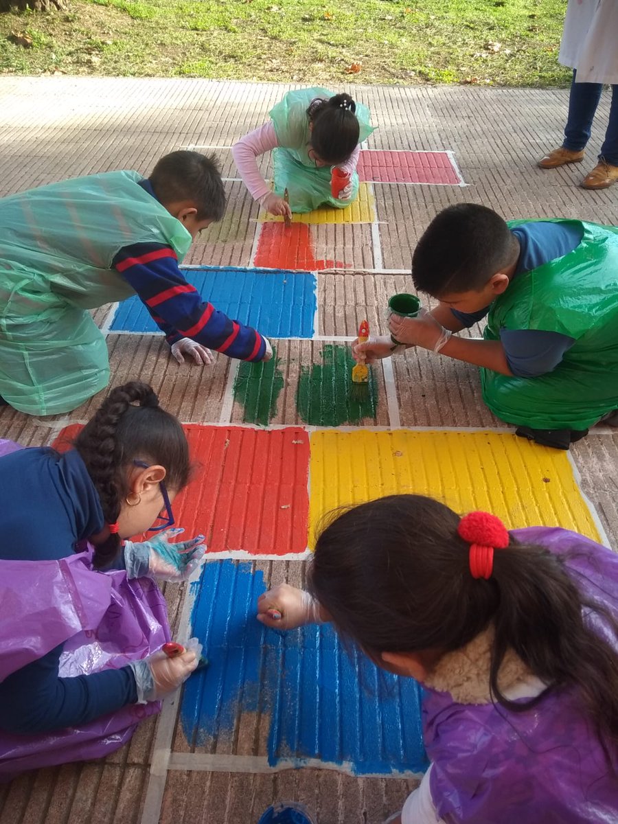 ACDE_FairPlay's tweet photo. 📢Seguimos con nuestras actividades de #OcioInclusivo:

El pasado domingo fuimos Chefs profesionales en la cocina de @EspeziaGastro en #Mérida. 🍔🍩
Y durante la semana progresamos con el pintado de juegos populares en el patio del CEIP Antonio Machado. #TresEnRaya #Rayuela https://t.co/aaNEcm9F9G