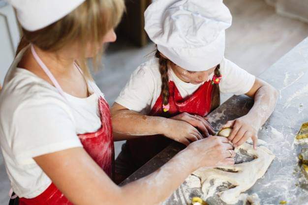 aqualonocio's tweet photo. 🎄TALLER FAMILIAR REPOSTERÍA NAVIDEÑA🎄

✅Una experiencia única en ISG - Instituto Superior de Gastronomía.

✅Mamás y papás prepararán con sus hijos unos típicos dulces de Navidad.

➡Domingo, 2 de diciembre.
🕙10 a 14 h.

⬇INFÓRMATE⬇
☎ 959 359 145
📧 info@isgastronomia.com https://t.co/hftMdagNJG