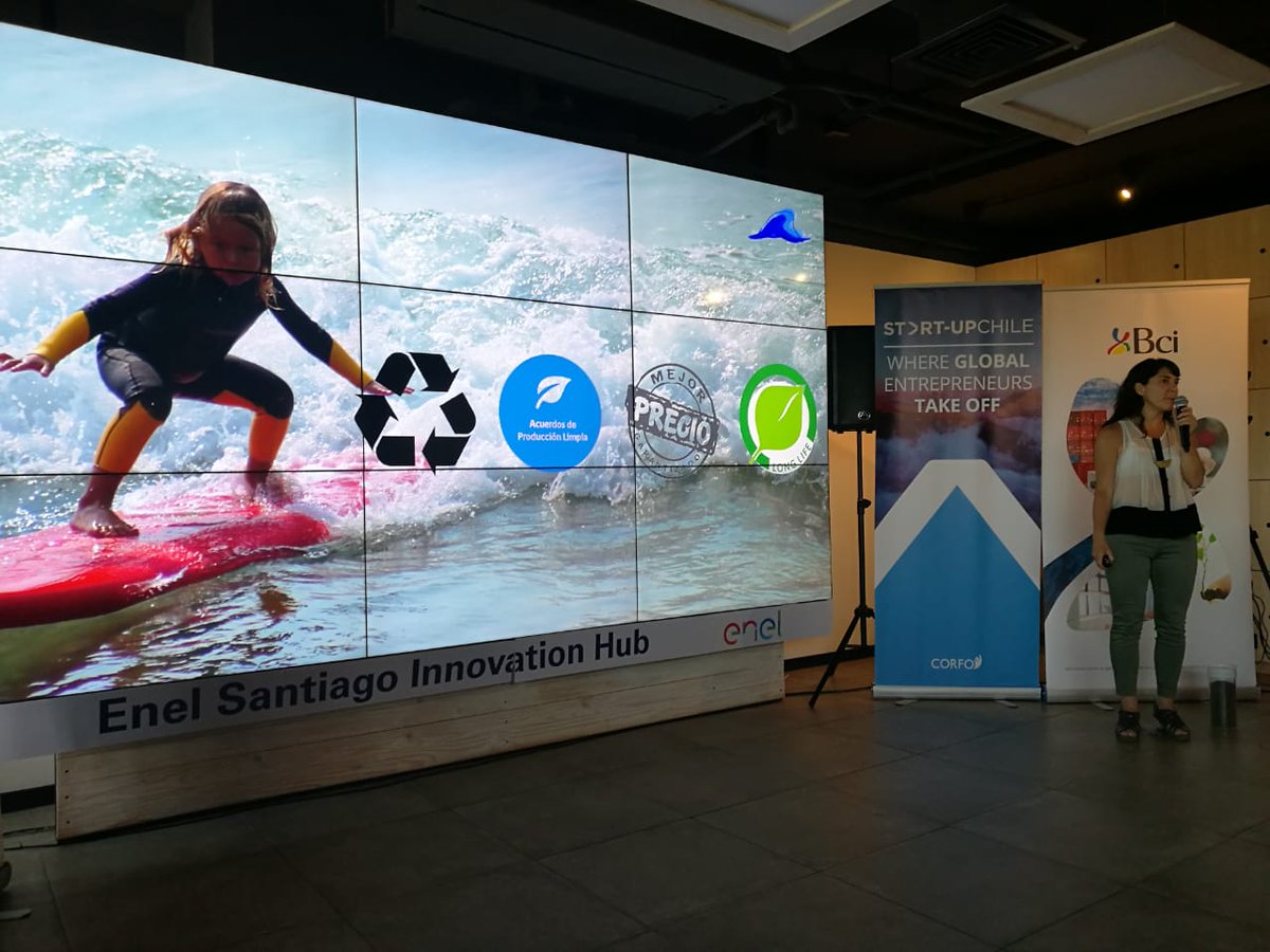 startupchile's tweet image. Partimos con @sustentabla, la 1era tabla de surf en el mundo hecha completamente a partir del reciclaje de plásticos recogidos en las costas de Chile. Suerte Daniela! #TechEvening 🌊
